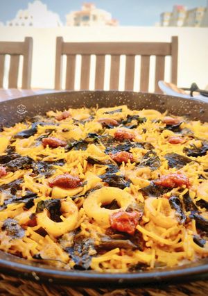 Una foto de Fideos con calamar y alga wakame a la sobrasada
