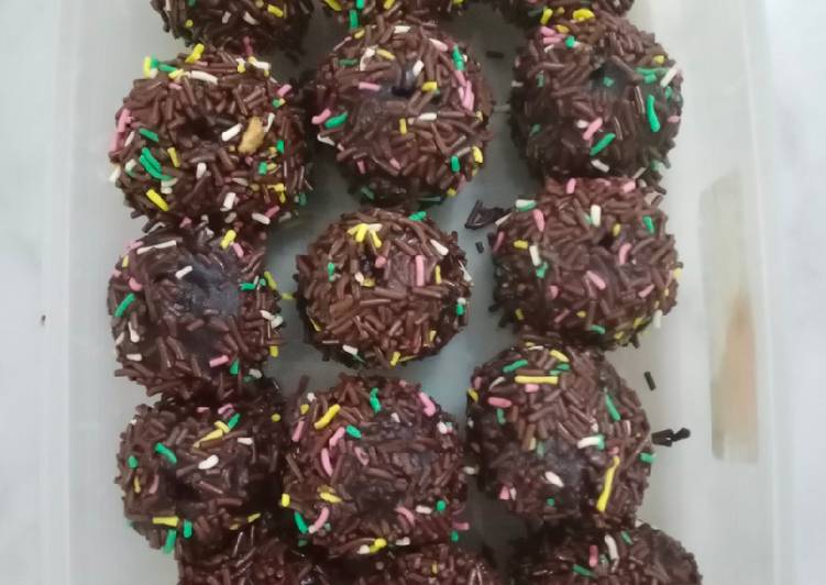 Resep Kue Bola Bola Coklat Dari Bolu : 291 resep biskuit roma kelapa enak dan sederhana ala ... / Rasa susu yang enak dan gurih ini membuat kue ini sangat aman.