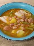 Judías, pintas y verdes, con panceta fresca y choricitos picantes