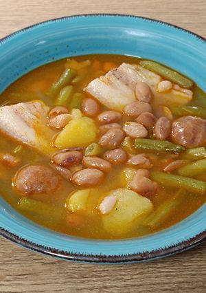 Una foto de Judías, pintas y verdes, con panceta fresca y choricitos picantes