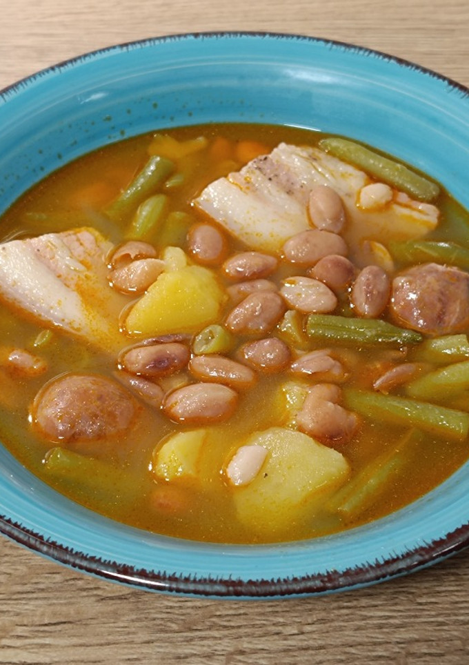 Una foto de Judías, pintas y verdes, con panceta fresca y choricitos picantes