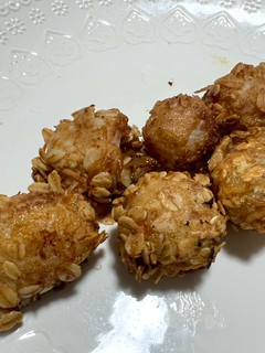 Una foto de Lychee frito apanado con avena