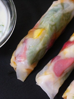 Una foto de Arrolladitos de primavera con frutas