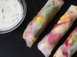 Una foto de Arrolladitos de primavera con frutas