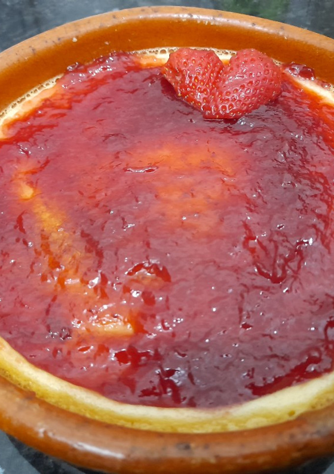 Una foto de Tarta de queso mascarpone en plato de barro