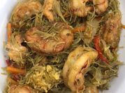 Una foto de noodles de arroz con salmón
