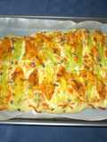 Focaccia con fiori di zucca mozzarella e acciughe
