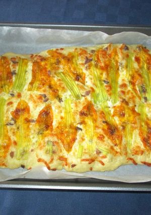 Foto di Focaccia con fiori di zucca mozzarella e acciughe
