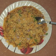 A picture of Aloo matar chaat.