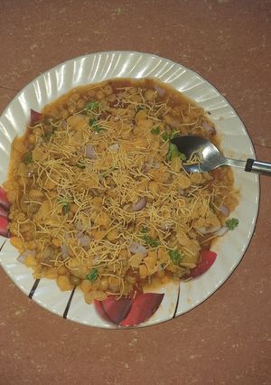 A picture of Aloo matar chaat.