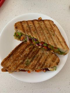 વેજ. ચીઝ ગ્રીલ સેન્ડવીચ (Veg. Cheese Grill Sandwich Recipe In Gujarati) રેસીપી મુખ્ય ફોટો