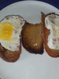 Huevo escalfado con queso y bacon