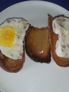 Una foto de Huevo escalfado con queso y bacon