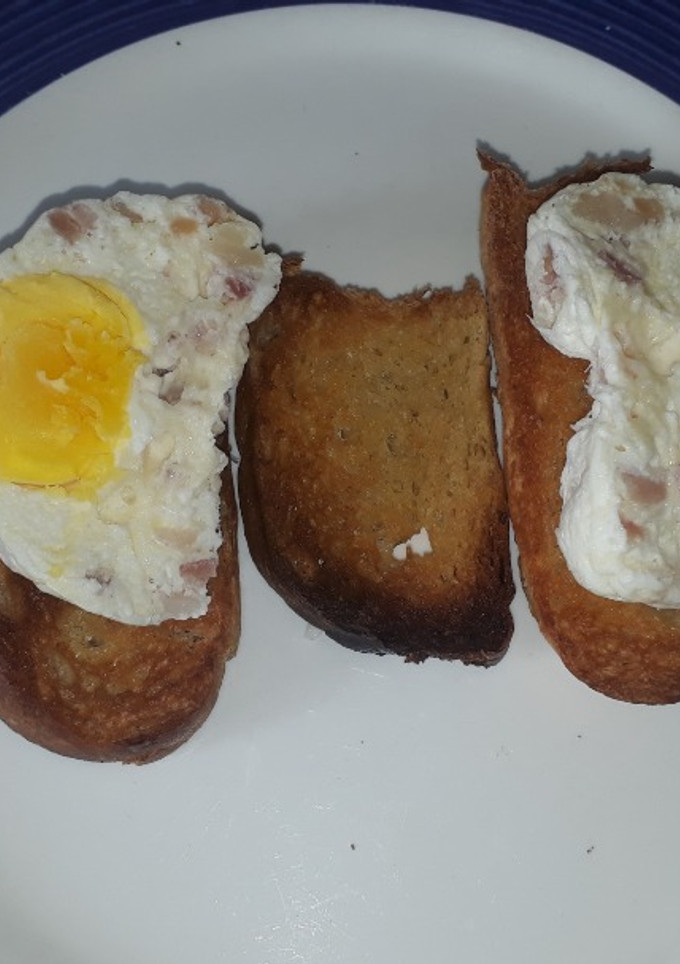 Una foto de Huevo escalfado con queso y bacon