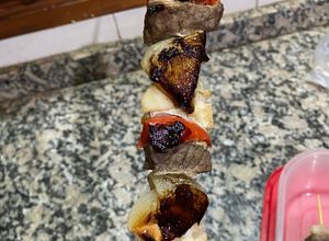 Una foto de Brocheta de pollo, carne y verduras