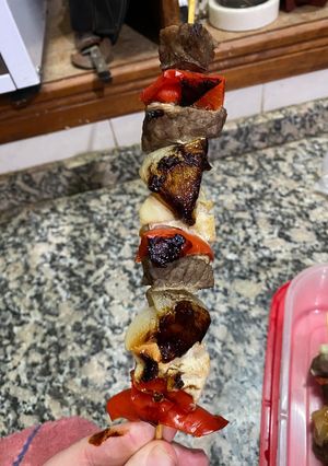 Una foto de Brocheta de pollo, carne y verduras