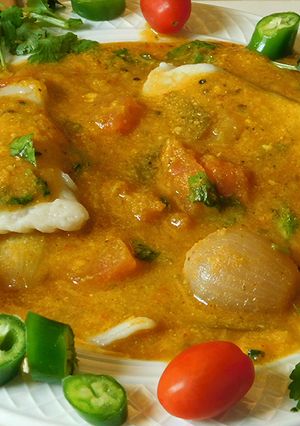 உருளை ஸ்டவ்ட் டம்ப்லிங்க்ஸ் கூடிய தக்காளி குழம்பு (Urulai stuffed dumblings recipe in tamil) செய்முறை முக்கிய புகைப்படம்