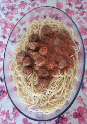 Una foto de Salsa bolitas de carne, avena y maicena