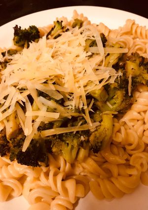 Una foto de Fideos con brócoli versión mega sencilla de 3 ingredientes, te vas a chupar los dedos!
