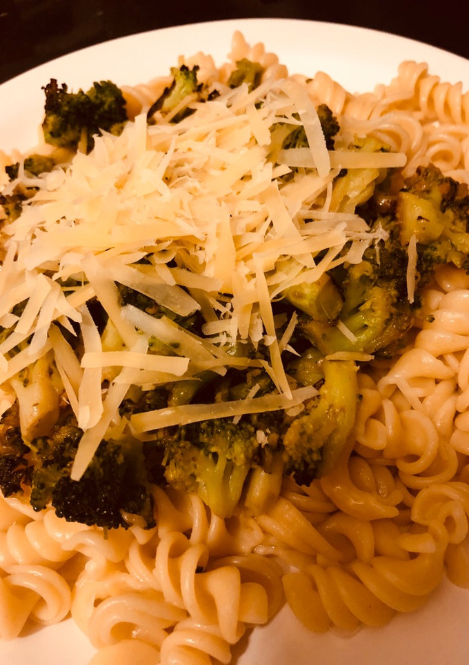 Una foto de Fideos con brócoli versión mega sencilla de 3 ingredientes, te vas a chupar los dedos!