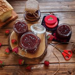A picture of Strawberrires Jam 🍓.