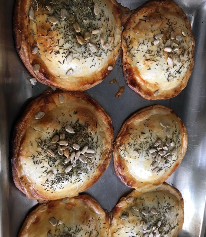 Una foto de Empanadas de hojas de remolacha y ricota