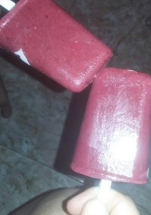 Una foto de Helado de frutillas y moras