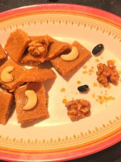 वॉलनट ओट्स बर्फी (walnuts oats barfi recipe in marathi) रेसिपी चे मुख्य फोटो