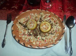 Una foto de Manzanas horneadas rellenas de ensalada de surimi y plátano con tequila