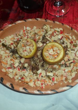 Una foto de Manzanas horneadas rellenas de ensalada de surimi y plátano con tequila