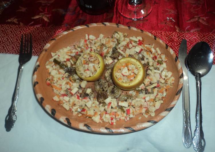 Manzanas horneadas rellenas de ensalada de surimi y plátano con tequila