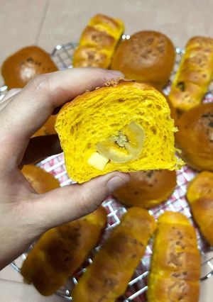 Foto resep Roti labu kuning isi pisang keju