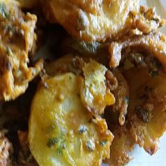 A picture of Crispy aloo ke pakoray.