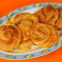 A picture of Cypriot tahini pies with orange flavor.