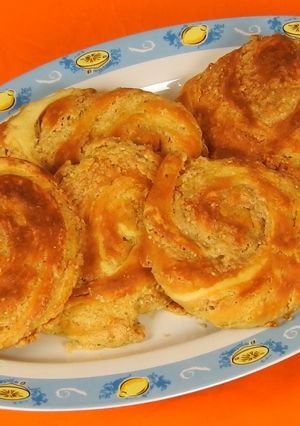 A picture of Cypriot tahini pies with orange flavor.
