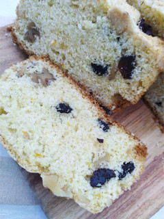 Una foto de Budín de naranja con pasas de uva y nueces 🍊