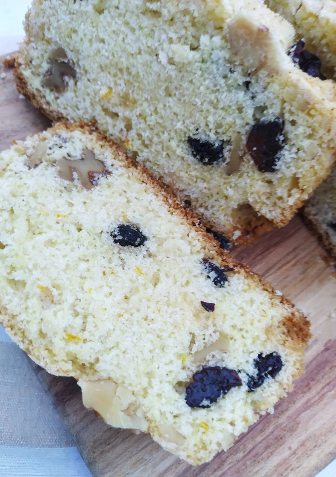 Una foto de Budín de naranja con pasas de uva y nueces 🍊