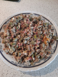 Una foto de Habitas tiernas con jamón y huevos