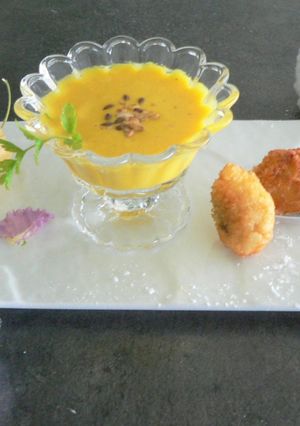 Une photo de Velouté de potimarron et ses bouchées de palourdes frites