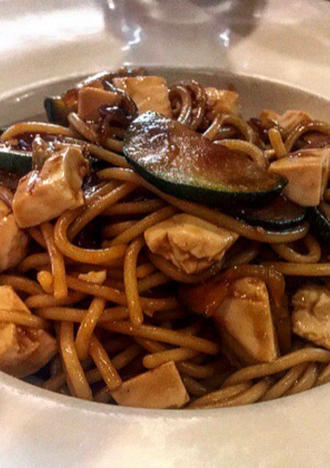 Una foto de Espaguetis orientales veganos