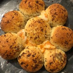 A picture of Pizza Garlic Butter Balls.