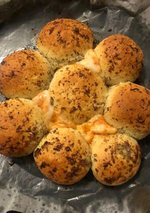 A picture of Pizza Garlic Butter Balls.