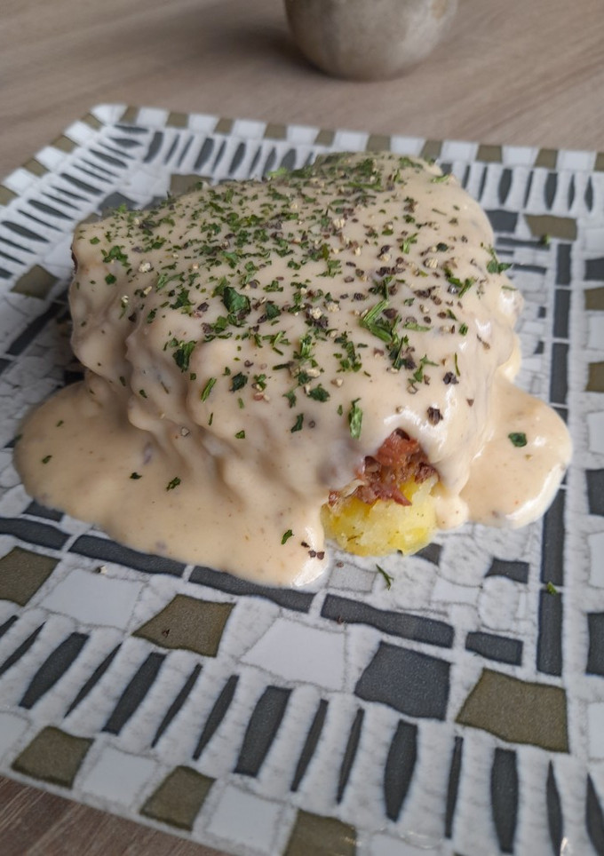 Una foto de Timbal meloso con crema suave de carne