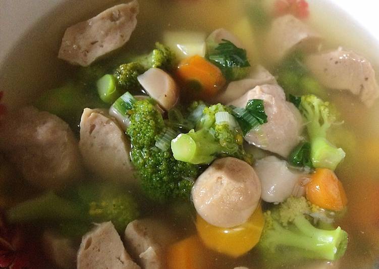 Cara Memasak Sop brokoli, bakso dan jamur sederhana Untuk Pemula!