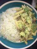 Pasta penne con aguacate y costilla de cerdo