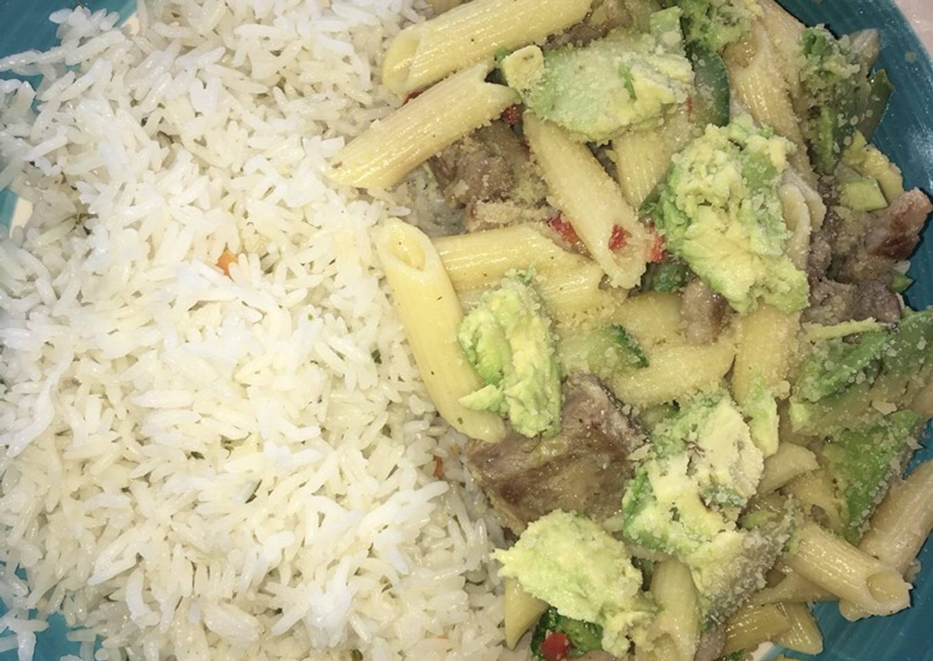 Pasta penne con aguacate y costilla de cerdo