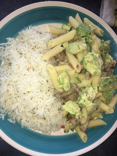 Una foto de Pasta penne con aguacate y costilla de cerdo