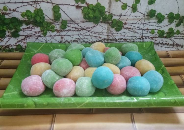 Bola-bola tepung aci/sagu + susu