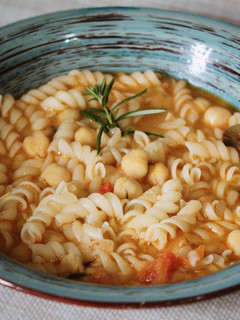 Una foto de Pasta con garbanzos