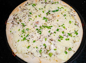Una foto de Pizza de cebolla y ají verde